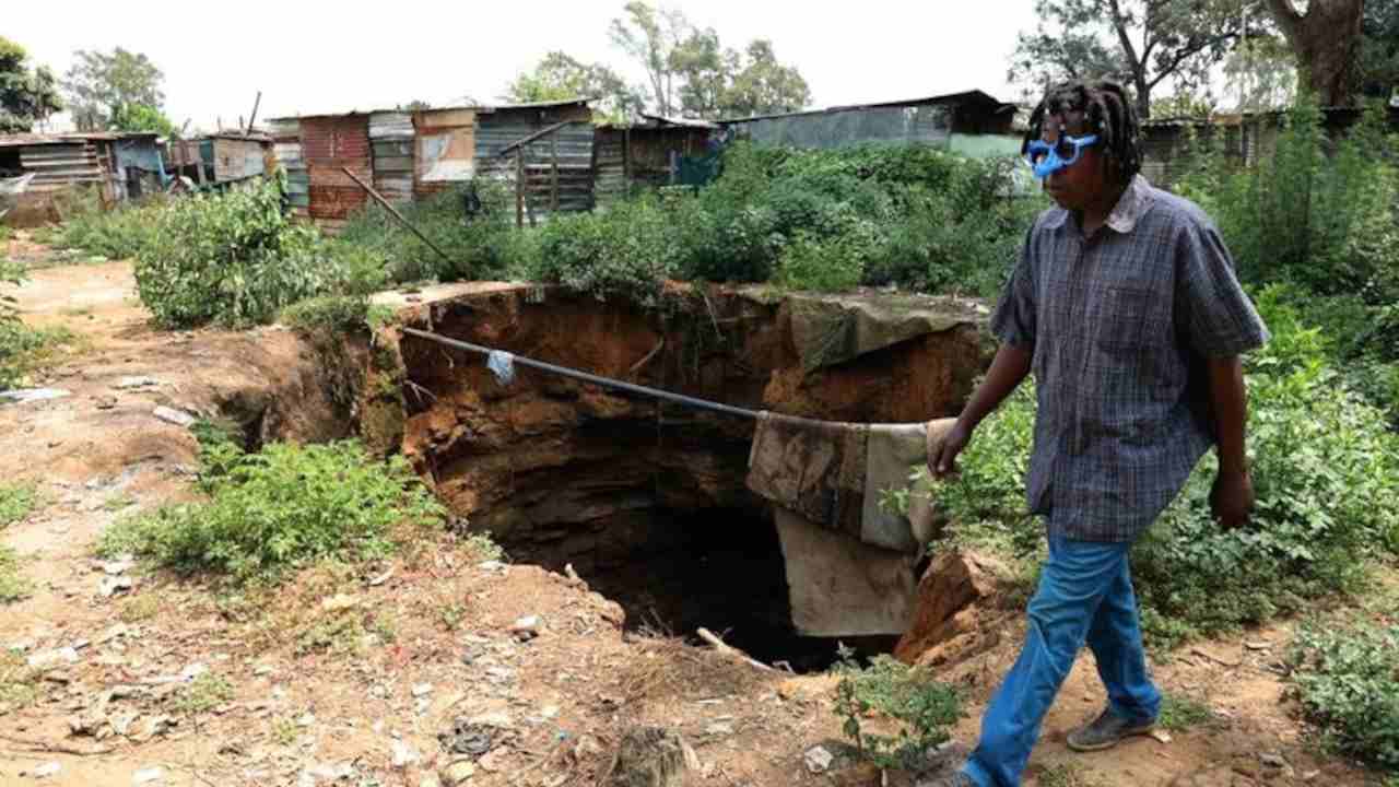 Residents at Boksburg informal settlement fear for safety as sinkhole expands
