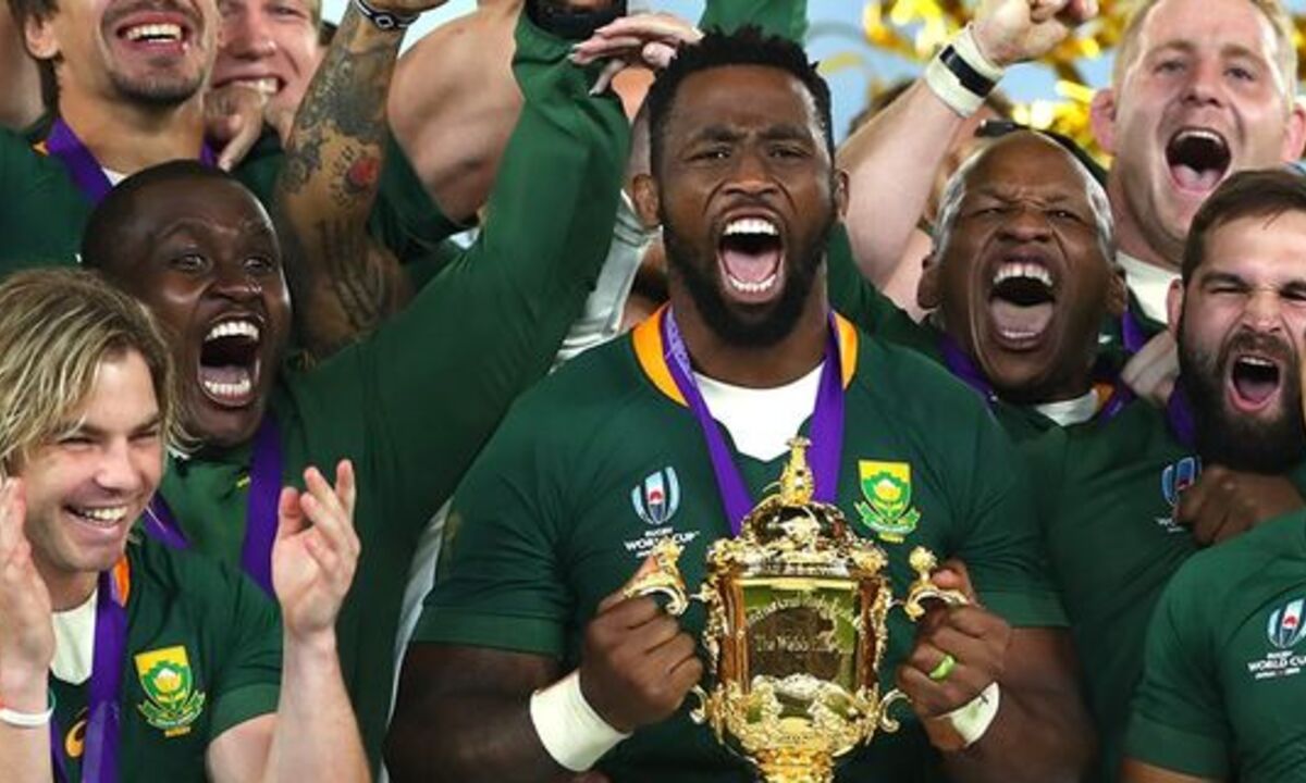 Siya Kolisi Springbok Captain holding Rugby World Cup Trophy -Photo: Facebook / @Siya Kolisi