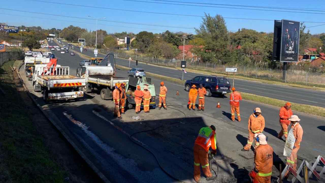 Repairs on the corner of William Nicol and Sandton drives