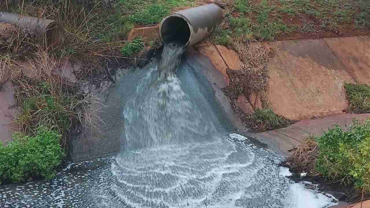 flow of raw sewage into the Vaal River