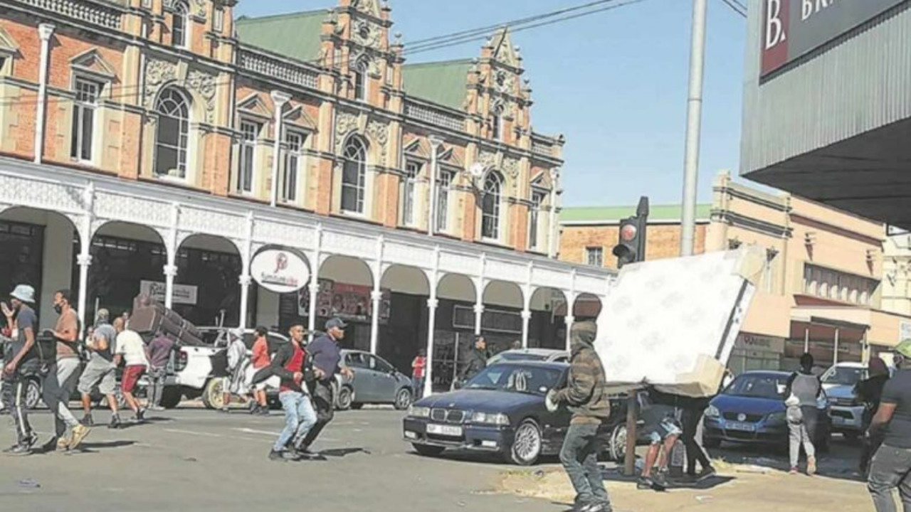 people looting at businesses in the Pietermaritzburg CBD during the 2021 July unrest