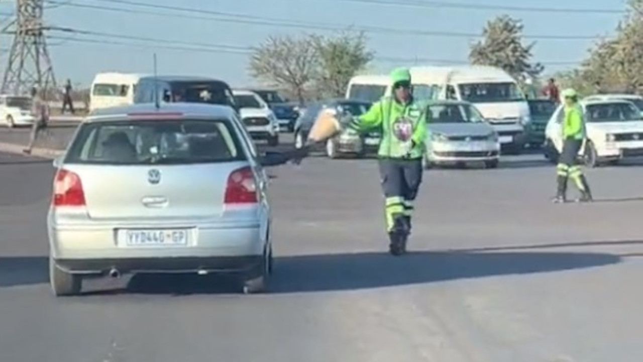 driver gave an Outsurance pointswoman flowers