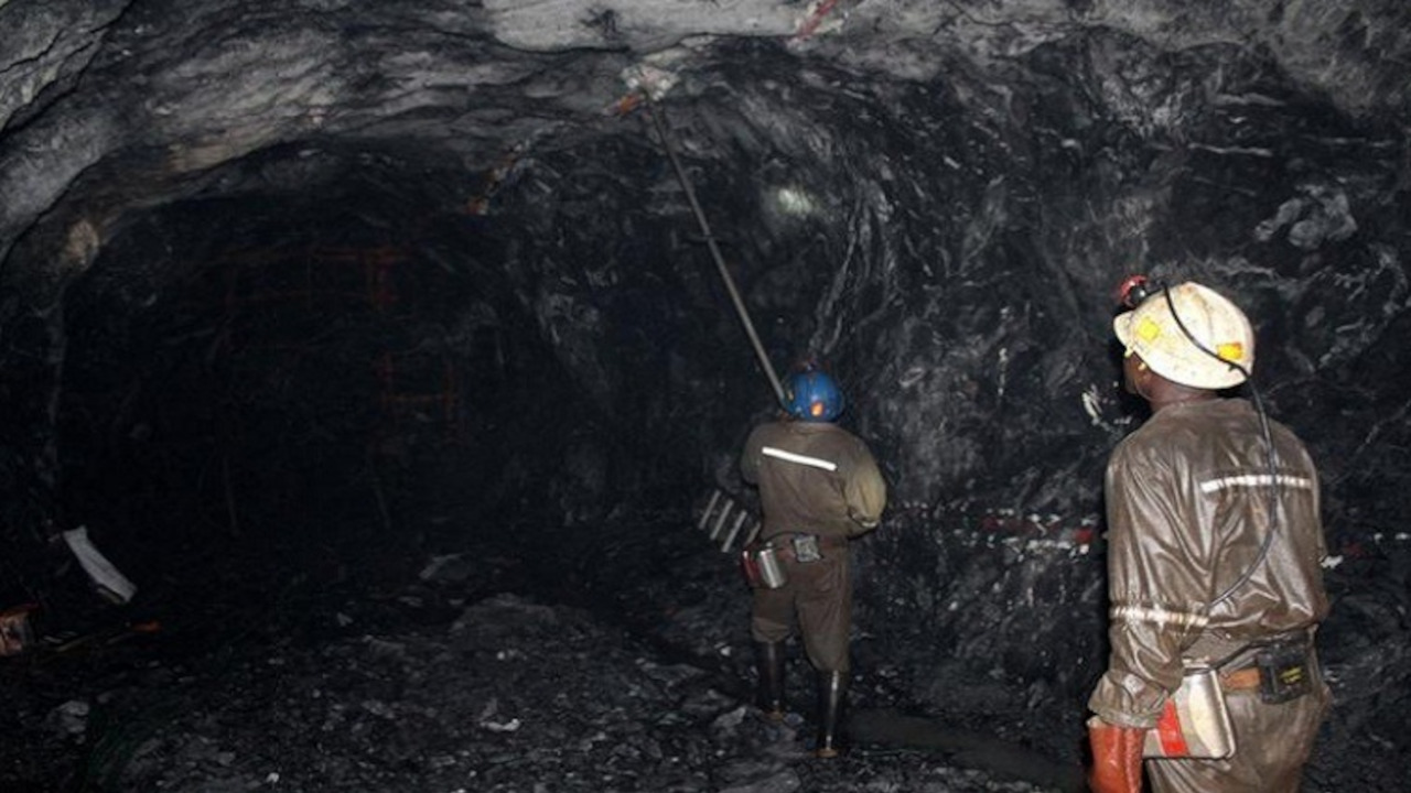 over 500 mineworkers held hostage underground