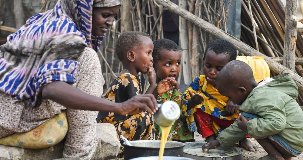 Somalia child health crisis, malnutrition in Baidoa, Somali children suffering hunger, Save the Children Somalia, vaccine shortage Somalia, Somali drought impact, famine and aid cuts, Somali mothers at clinics, Africa child health emergency, Joburg ETC
