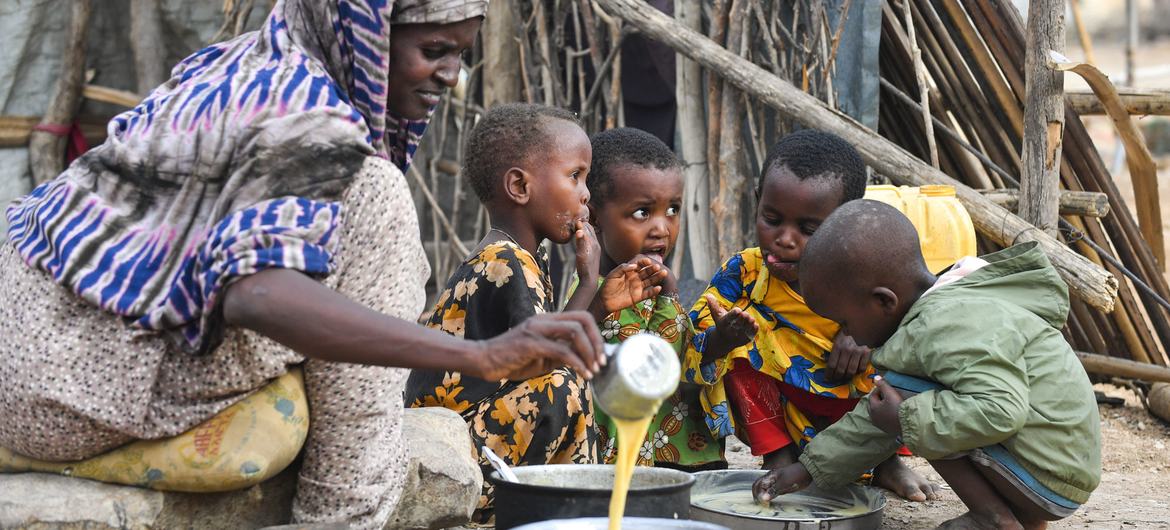 Somalia child health crisis, malnutrition in Baidoa, Somali children suffering hunger, Save the Children Somalia, vaccine shortage Somalia, Somali drought impact, famine and aid cuts, Somali mothers at clinics, Africa child health emergency, Joburg ETC