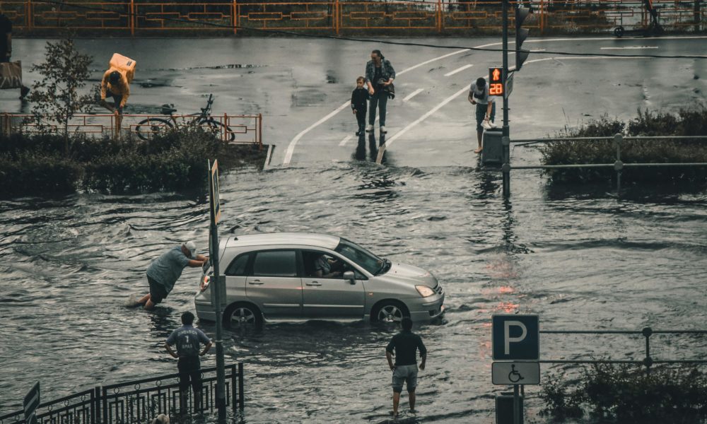 flash flood tips, rain driving Gauteng, emergency escape car, safety tools for floods, floodwater danger, car readiness checklist, Joburg ETC