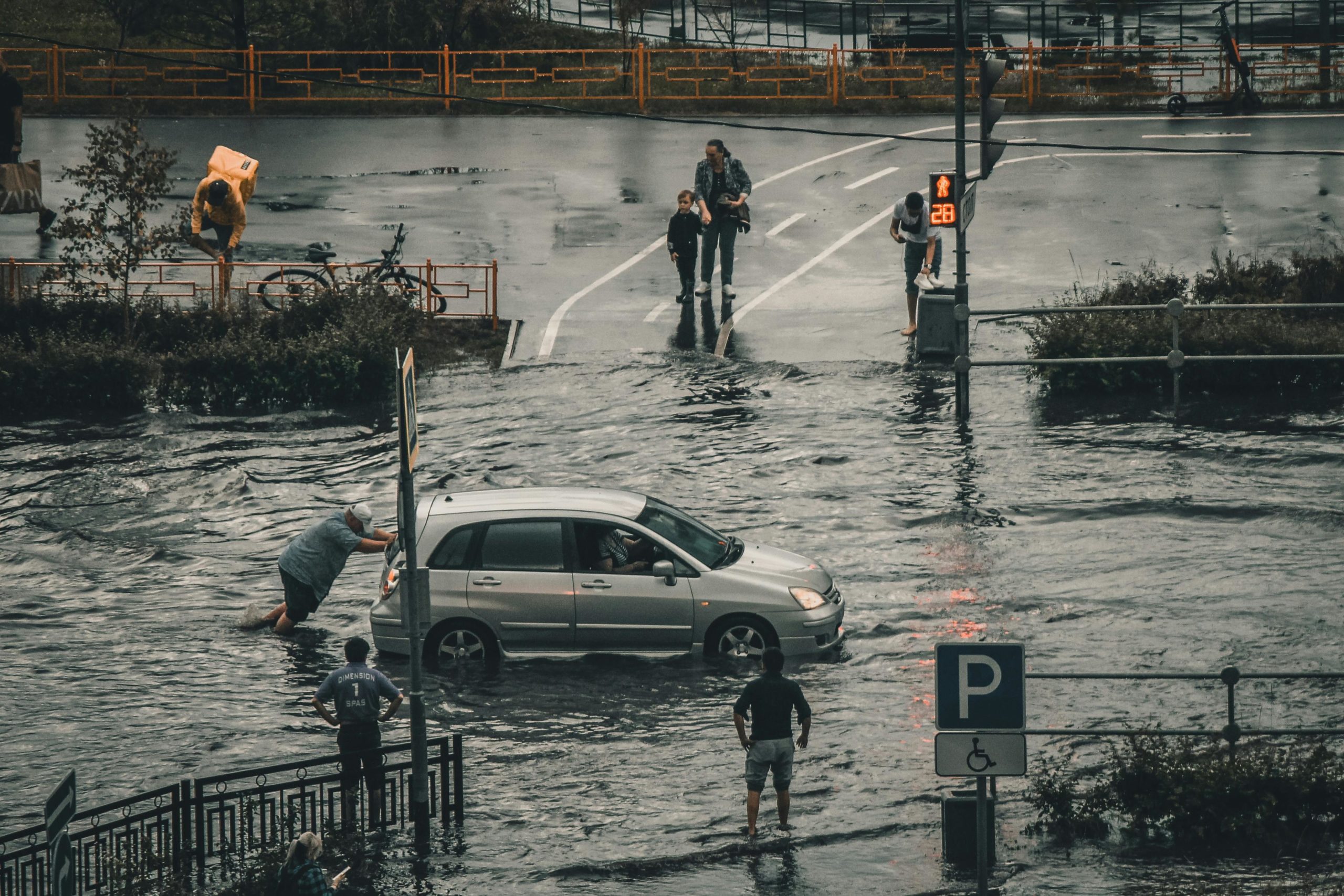 flash flood tips, rain driving Gauteng, emergency escape car, safety tools for floods, floodwater danger, car readiness checklist, Joburg ETC