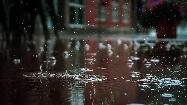 Wet roads Joburg, safe driving tips South Africa, aquaplaning vehicle, car in floodwater, tyre grip in rain, M1 traffic in storm, driving slow in rain, Joburg storms, Joburg ETC