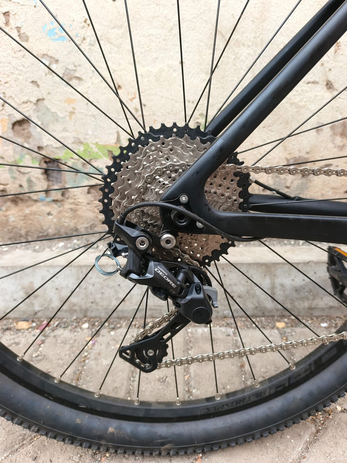 Donna dons a classic white shirt-blue jean look, with a street style flare.