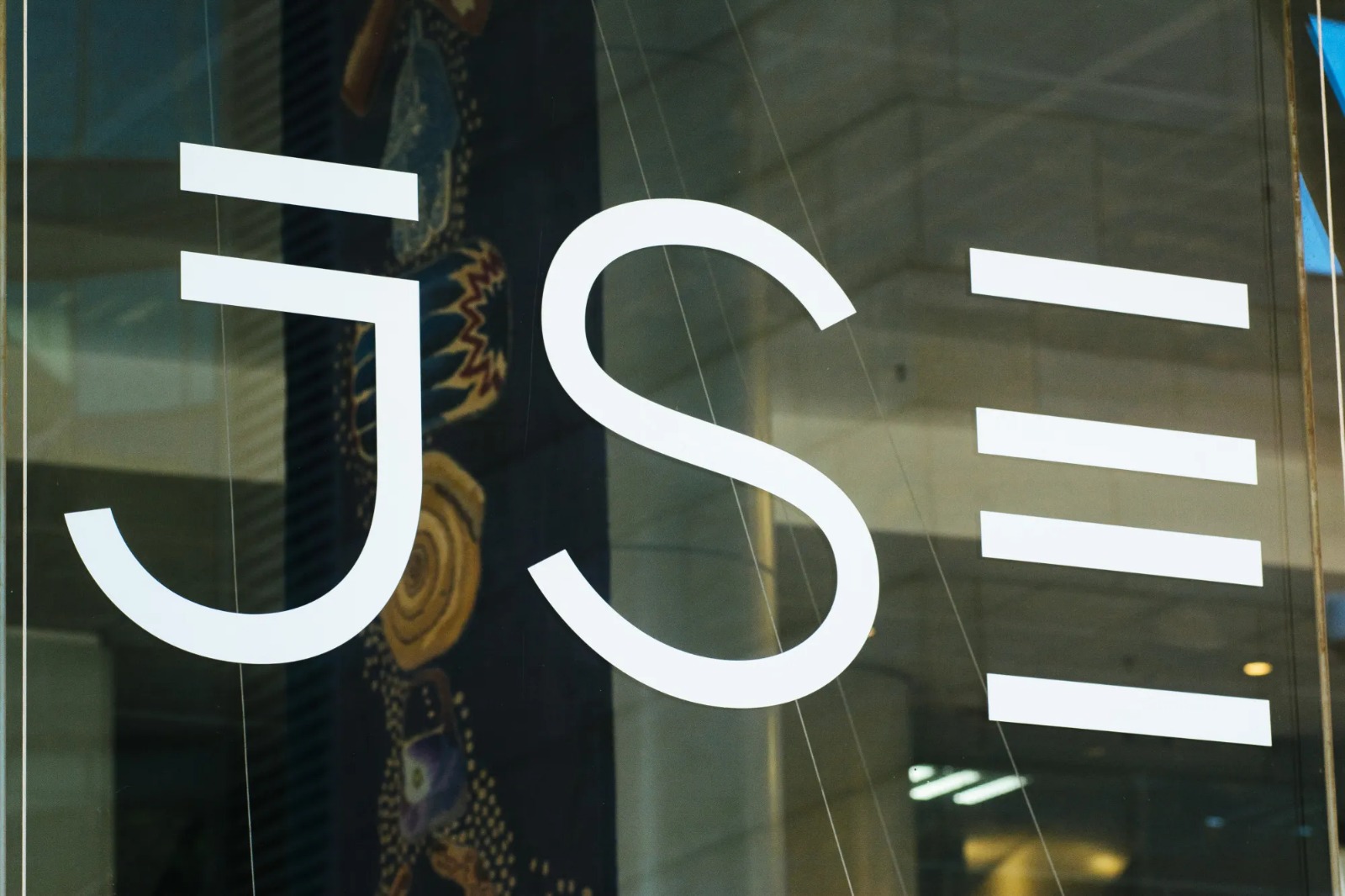 South African stock market, JSE performance, mining shares surge, gold and platinum rally, rand stronger, interest rate cut South Africa, Joburg ETC