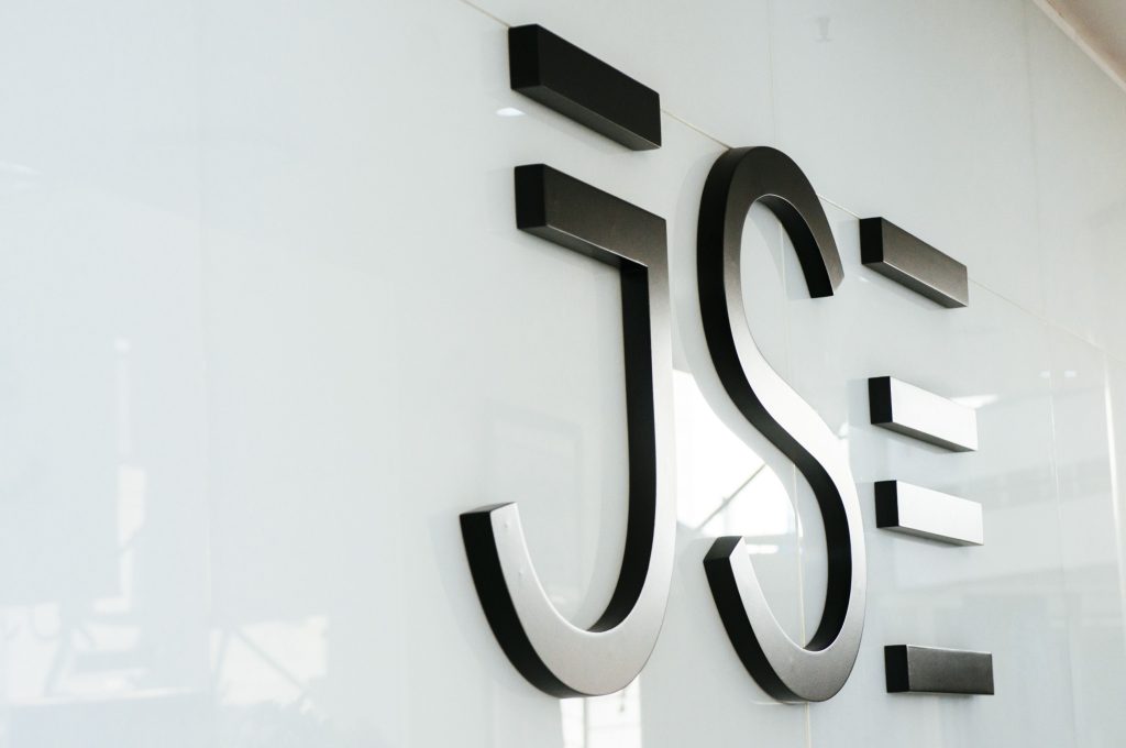 South Africa JSE record high, FTSE JSE All Share Index, Johannesburg Stock Exchange trading floor, mining stocks rally, rand exchange rate strength, Joburg ETC