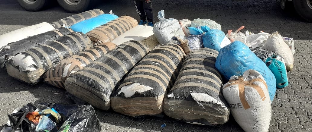 Beaufort West drug bust, N1 highway police operation, Western Cape dagga seizure, SAPS drug interception, Central Karoo crime operation, Beaufort West Magistrate’s Court, seized dagga bags, N1 drug trafficking route, community tip off police, Joburg ETC