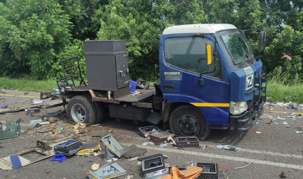 Verulam cash heist scene, Old Inanda Road Brindhaven explosion, damaged cash in transit vehicle KZN, Edendale shootout police operation, firearms recovered at suspect house, VW Polo linked to cash robbery, KwaZulu-Natal crime scene investigation, Joburg ETC