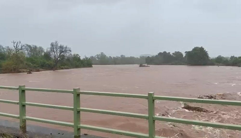 Pafuri border post flooding, Giriyondo border crossing closure, Kruger National Park floodwaters, Luvuvhu River bridge rising water, Limpopo floods border post closure, Pafuri Gate flooding Kruger, South Africa Mozambique border travel warning, Great Limpopo Transfrontier Park crossing, Letaba River flooding Limpopo, Kruger National Park flood damage roads, travellers rerouted Punda Maria Gate, Joburg ETC