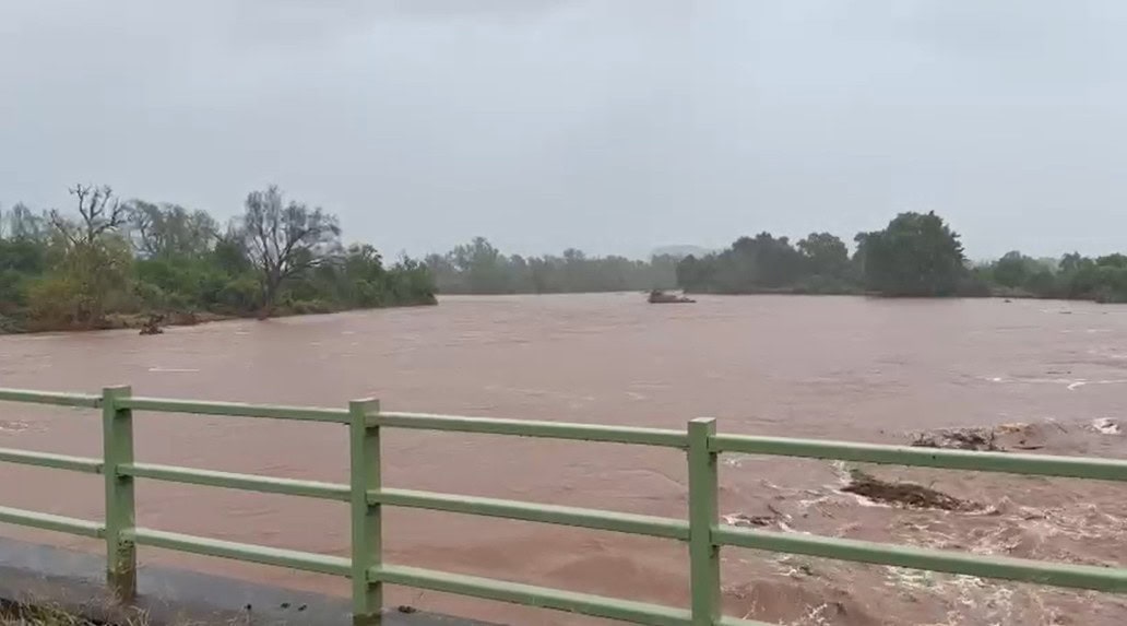 Pafuri border post flooding, Giriyondo border crossing closure, Kruger National Park floodwaters, Luvuvhu River bridge rising water, Limpopo floods border post closure, Pafuri Gate flooding Kruger, South Africa Mozambique border travel warning, Great Limpopo Transfrontier Park crossing, Letaba River flooding Limpopo, Kruger National Park flood damage roads, travellers rerouted Punda Maria Gate, Joburg ETC