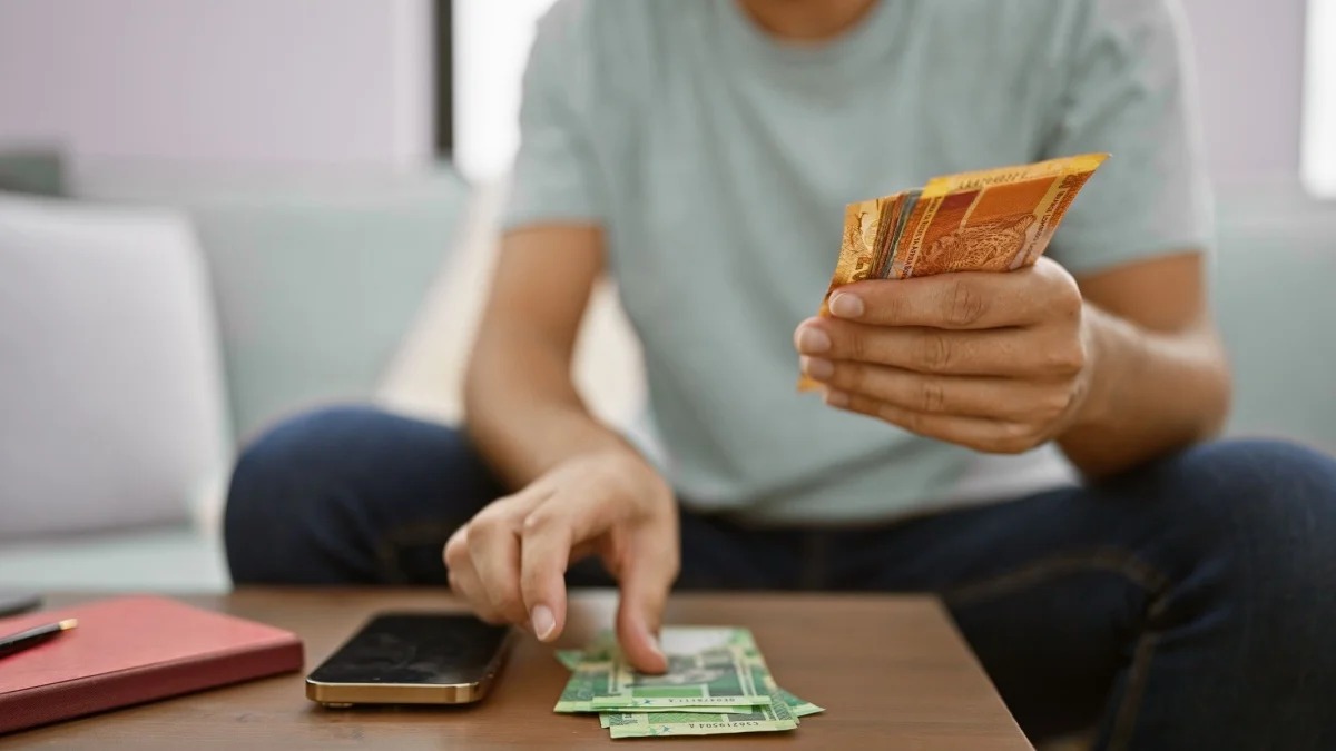 rich in South Africa, South Africa wealth benchmark, Sean Peche South Africa, South African salary levels, top 10 percent earners South Africa, top 1 percent South Africa, wealth inequality South Africa, how much to be rich in South Africa, South Africa income and assets, personal finance South Africa, staying wealthy South Africa, investing and diversification South Africa, Joburg ETC