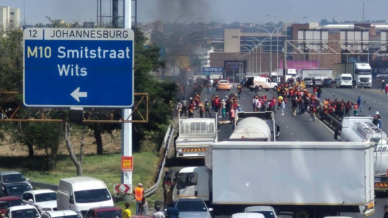 M1 freeway shut in both directions as SAMWU wage protest disrupts Johannesburg traffic