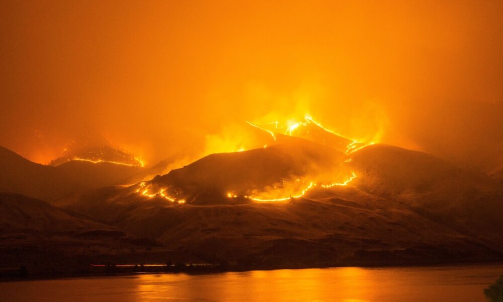 Video: California wildfire destroys homes as 16 000 people flee fast-moving flames